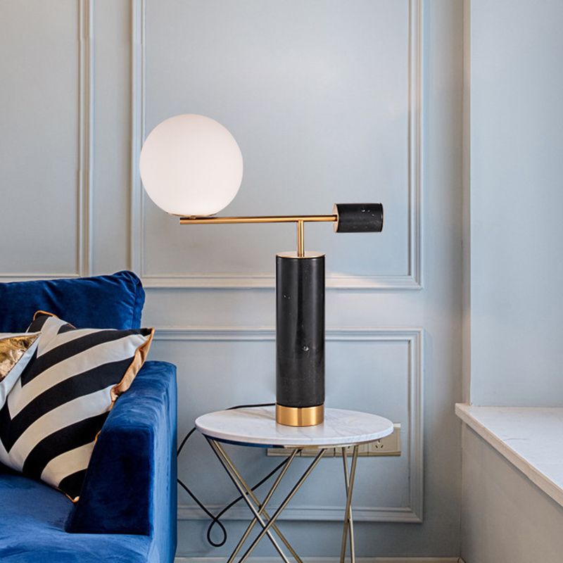 Schwarz/Weiß -Hebel -Tischständer leichte postmoderne 1 Glühbirnen -Marmor -Nachtlampe mit Kugelmilchglasschatten