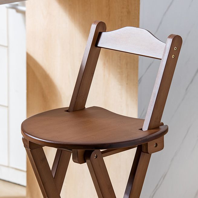 Moderner klappbarer Barhocker aus Holz mit Fußstütze und niedriger Rückenlehne für die Küche