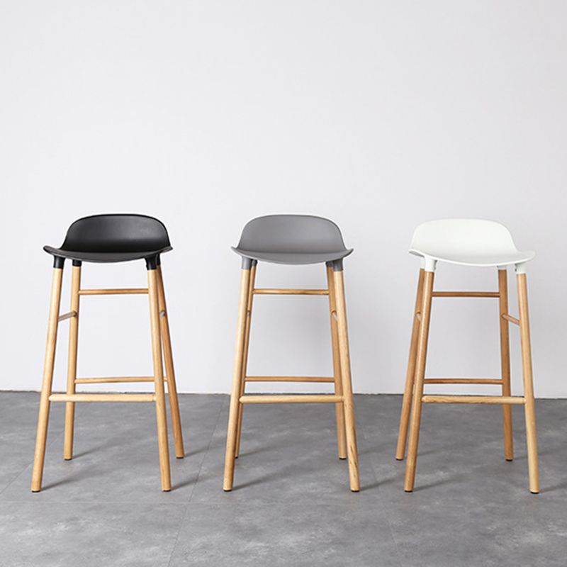 Taburete de bar interior de plástico sin brazos, moderno, con reposapiés y base de madera