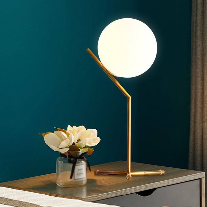 Lampada da scrivania in vetro in stile moderno Lampade da tavolo per negozio di caffè con paralume a globo bianco