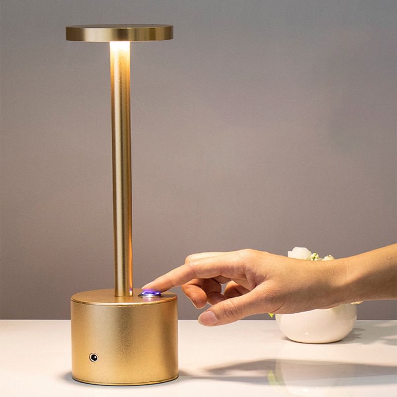 Lampada da scrivania per soggiorno con camera da letto in metallo in stile decorazione postmoderna a una testa