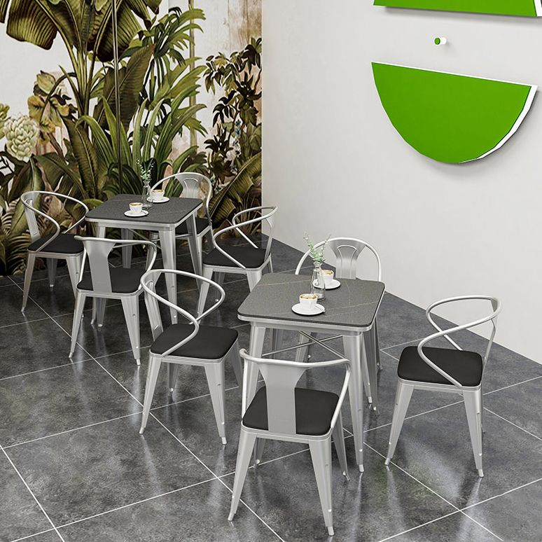 Industriële eetkamertafel Gesinterde stenen tafel met sledeonderstel voor thuiskeukendiner