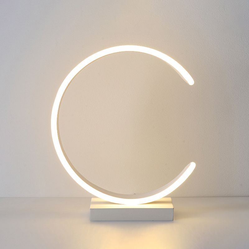 Lampada da tavolo a LED per camera da letto Minimalismo Lampada da comodino bianco/nero con paralume metallico a forma di C
