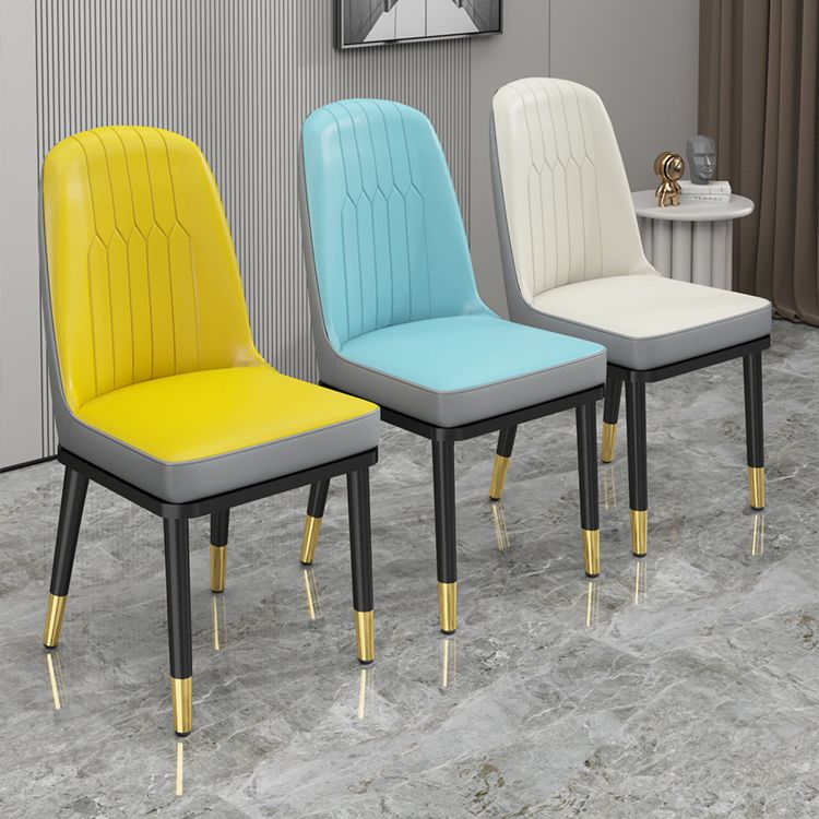 Chaises de salle à manger en métal de style scandinave.