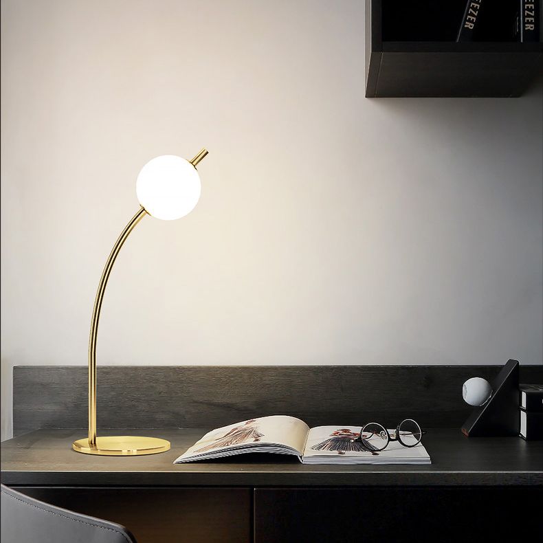 Simplicité lampe de nuit à balle à balle blanche en verre de chambre à voy à table à LED en or