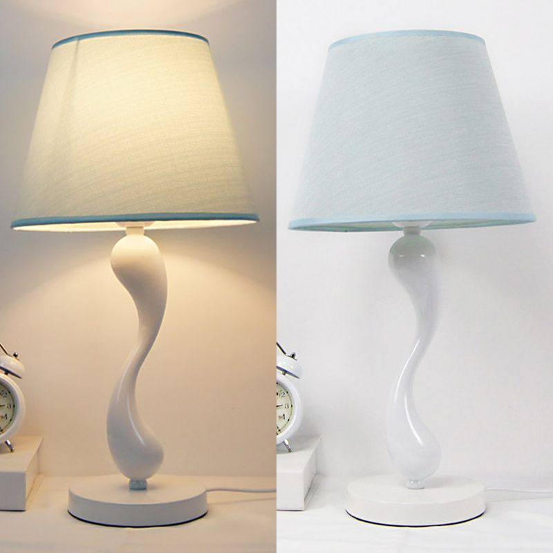Stile nordico 1 lampada da tavolo lampada a forma di delfino Luce da comodino con paralume