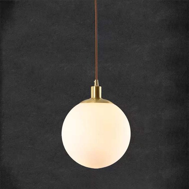 Luxury Luxury Single Pendant Light Copper Globe suspendu lampe avec une teinte en verre blanc