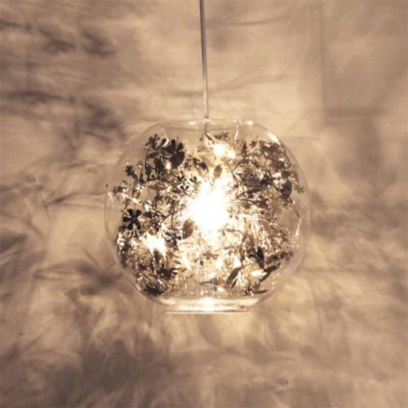 Un capestro a basso globo appeso vetro trasparente moderno ciondolo di illuminazione moderna