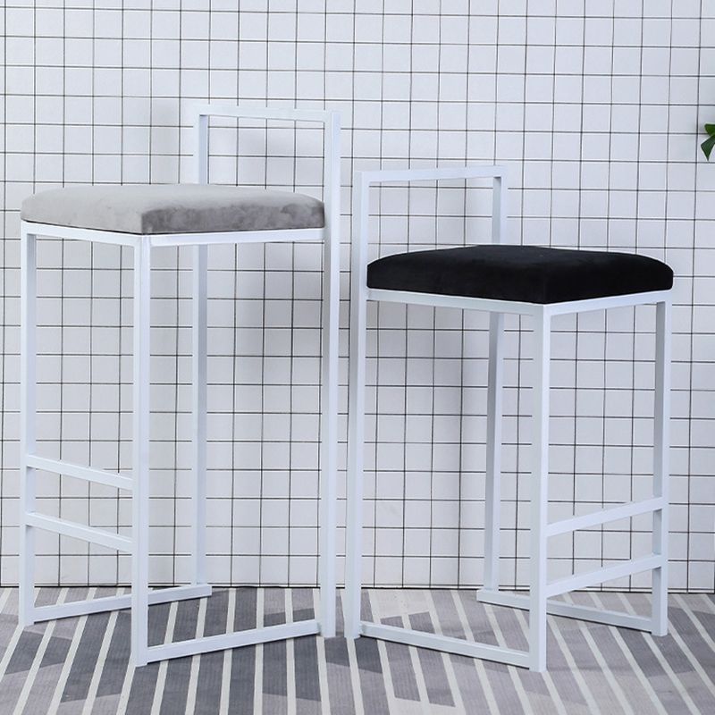 Taburete de bar de metal de estilo moderno con reposapiés y taburete de bar con respaldo bajo para cocina