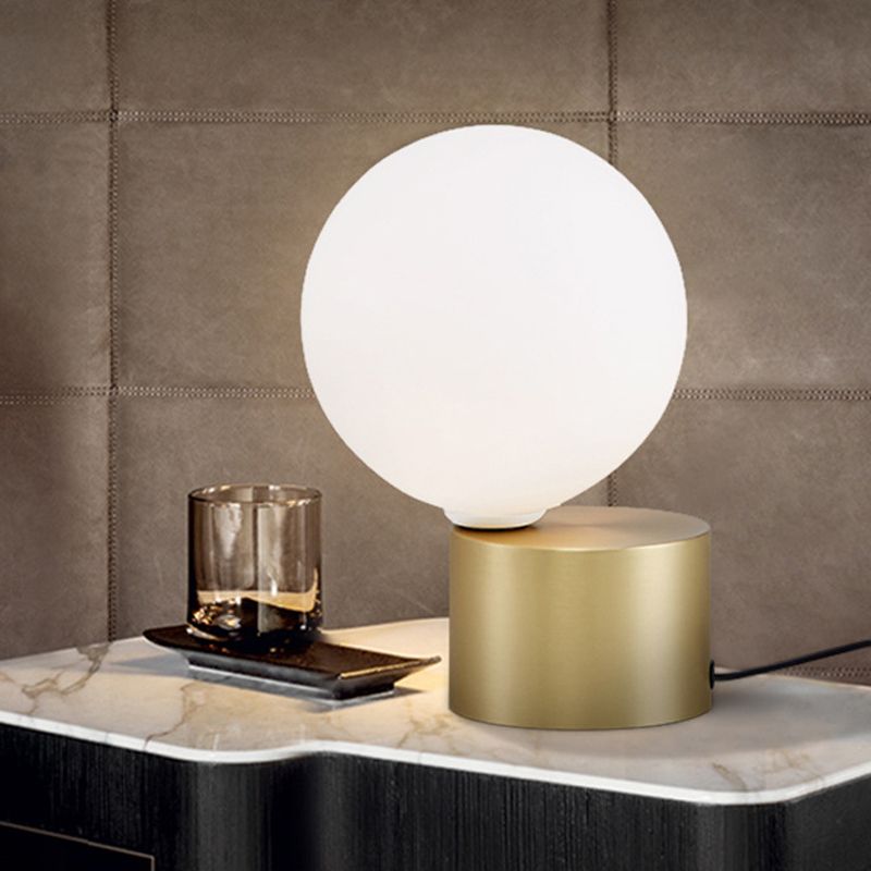 Lampada da tavolo postmoderna a 1 testa Mini lampada da comodino con sfera dorata con paralume in vetro bianco smerigliato