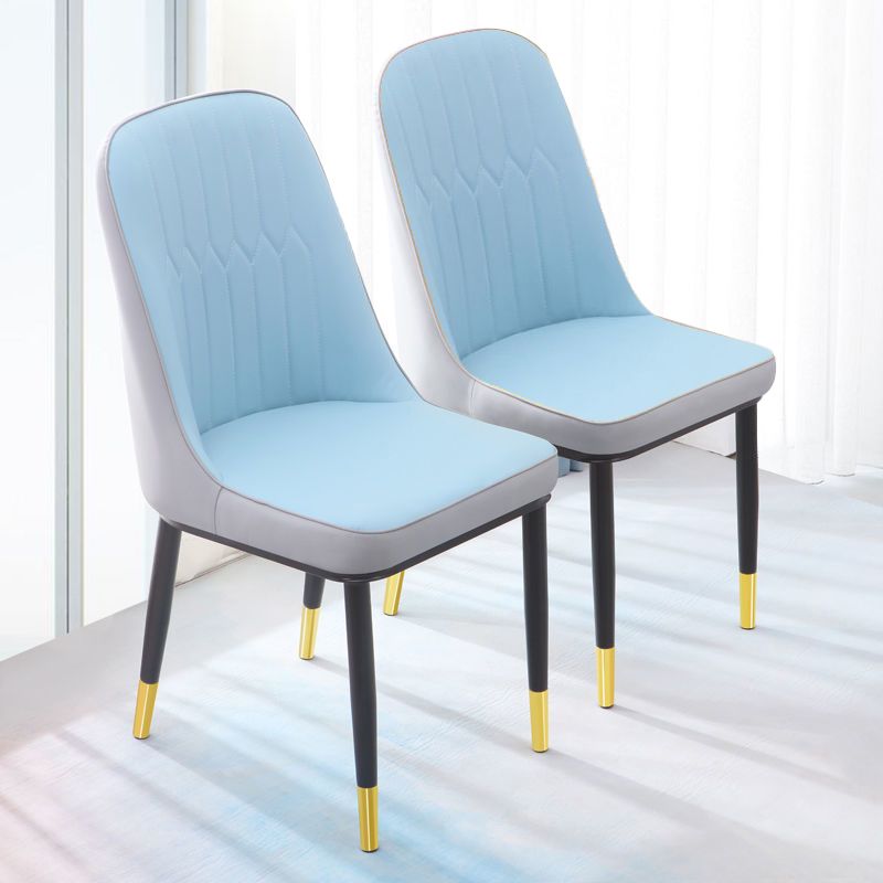 Chaise d'appoint contemporaine à la maison, chaise de salle à manger rembourrée en métal à dossier solide