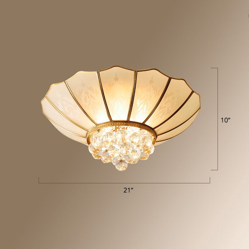 Gold-Finish 4-Licht Deckenbefestigung Kolonialstil Frosted Glas Schüssel geformtes Flush Mount Licht