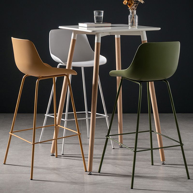 Contemporary Macaroon Counter Stools Armless Plastic Indoor Bar Stool with Iron Base