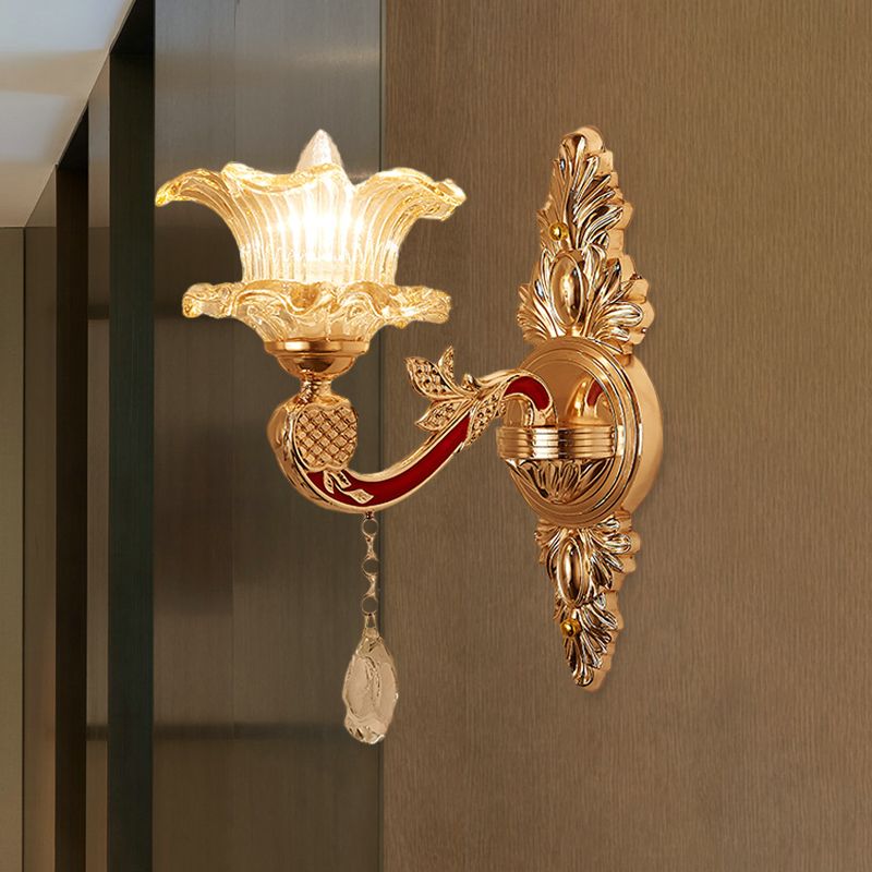 1 Lampenblumen-/Sektorwand -Lampe Traditionelle, klare, gerippte Glasleuchte mit goldenem geschnitzten Arm