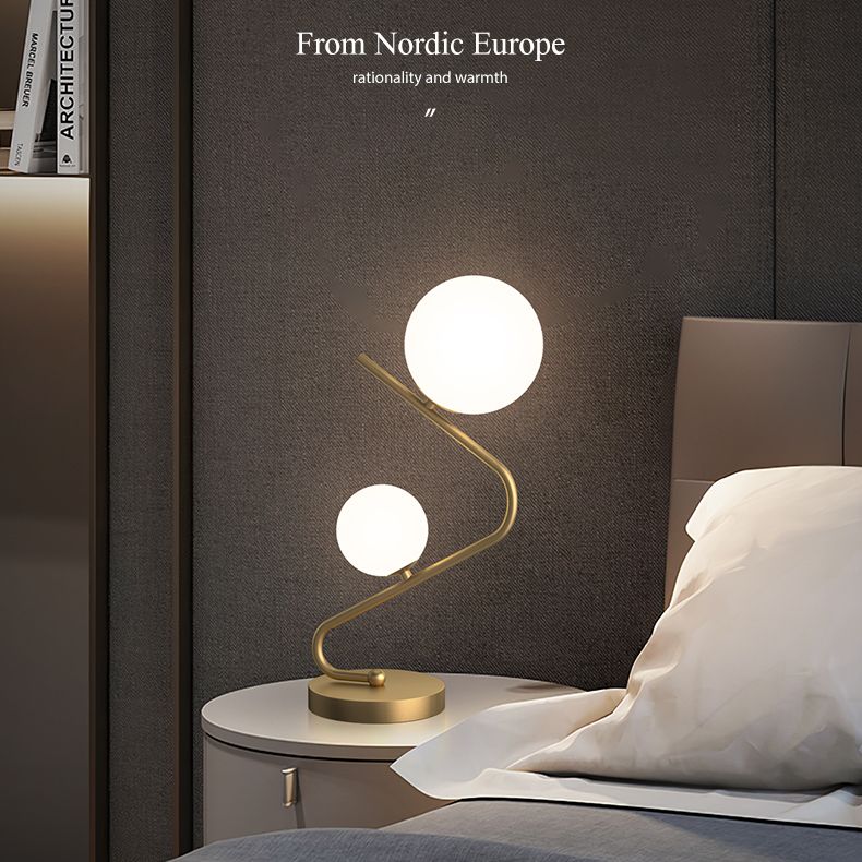 Gebogener Tisch Licht minimalistische Opalkugelglas 2-Bulb-Messing Nacht Stand Lampe für Schlafzimmer