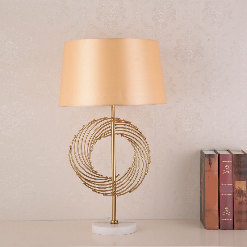 Lampada da scrivania per sala studio tamburo, tessuto vintage, 1 lampadina, lampada da comodino dorata con decoro ad anello