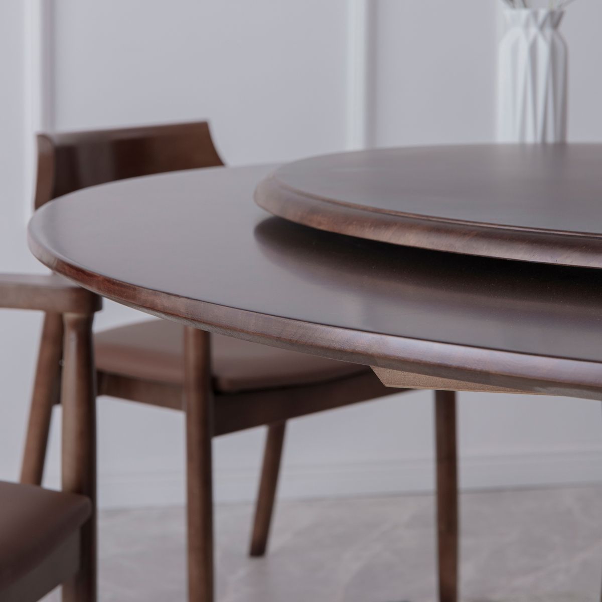 Rotatable Wooden Round Table in Brown Rubber Wood Dining Table with Pedestal