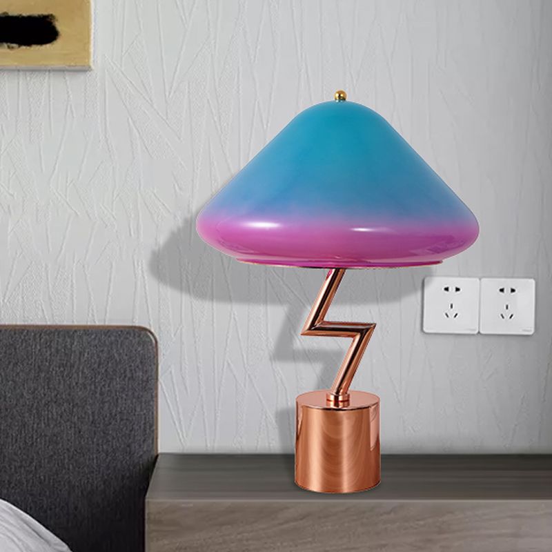 Lampada da tavolo a zigzag in oro rosa Macaron Lampada da notte in metallo a 1 luce con paralume in vetro colorato sfumato a campana