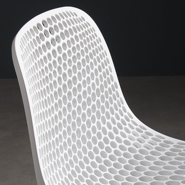 Chaise de salle à manger en plastique de style scandinave, sans accoudoirs, à dossier solide, avec pieds en bois