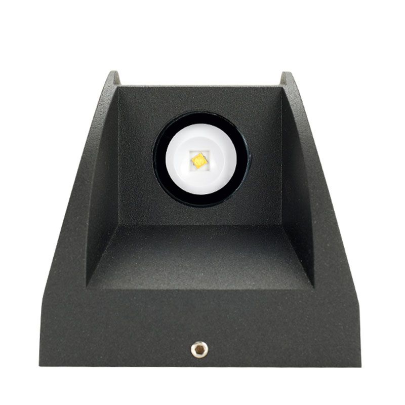 Prononi murali minimalisti contemporanei su e giù per il corridoio del portico