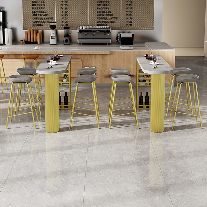 Mesa contemporánea de la barra de madera de pino Forma gratis Mesa de vinos para el patio