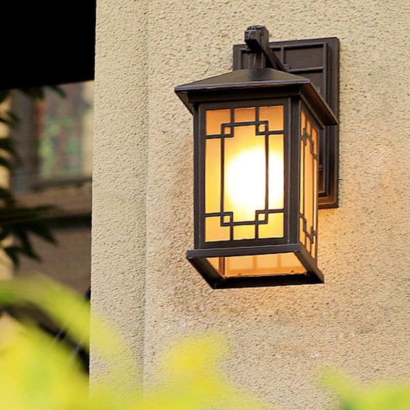 Quadermetallische Wandbeleuchtung Land 1 Lampe Außenwandlampe in Schwarz mit gelbem Glasschatten