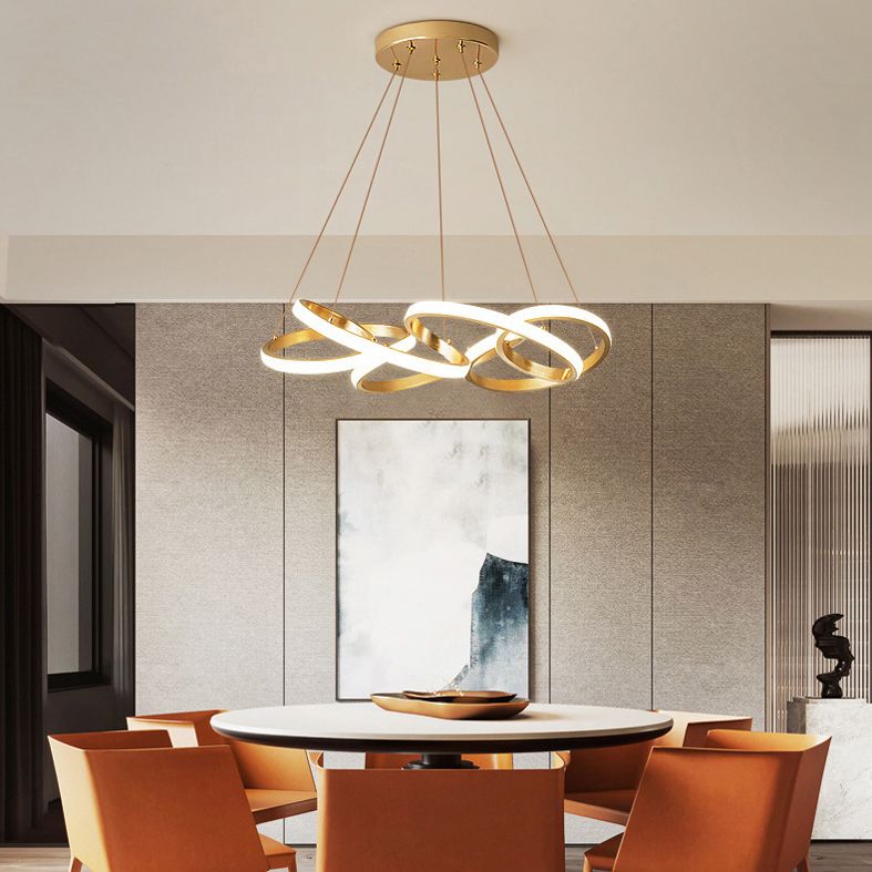 Curve senza soluzione di continuità il lampadario leggero moderno a soffitto acrilico a soffitto in oro