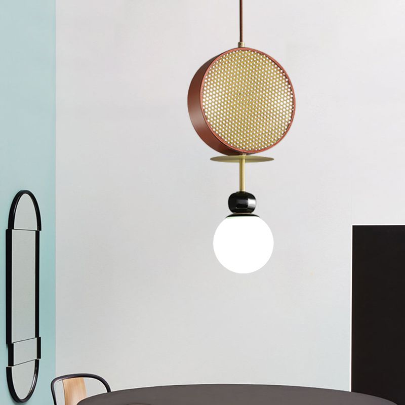 Red Gong Hanging Kronleuchter Vintage 3 Köpfe Eisenheizenlampe mit durchbohrtem Bildschirm und Bodenkugel weißer Glasschatten