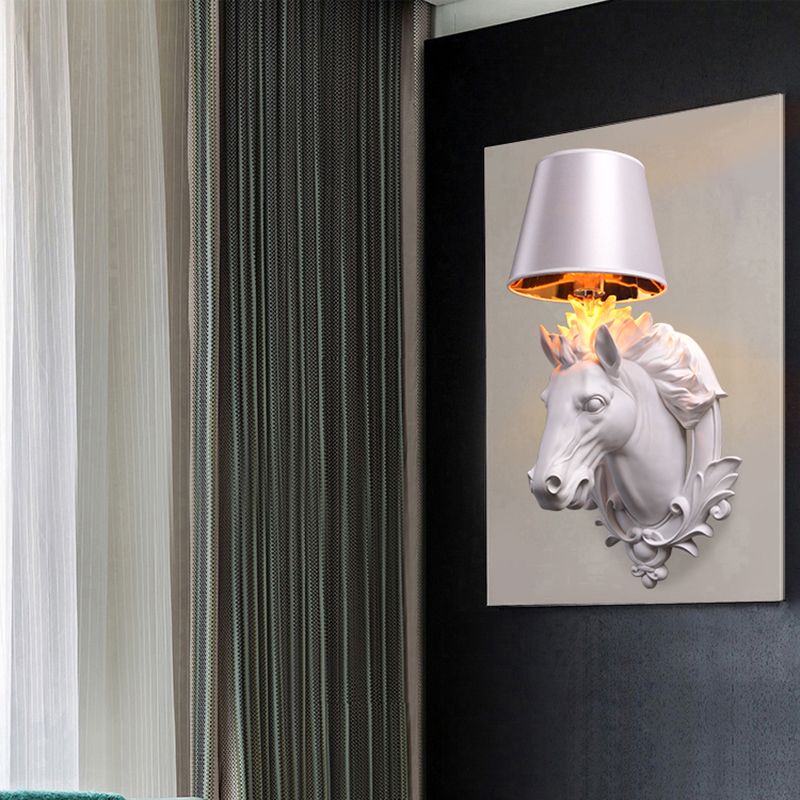 Lámpara de montaje en pared de caballo blanco, aplique de pared de resina con 1 bombilla y pantalla cónica para sala de estar, 9,5 "/12" de ancho
