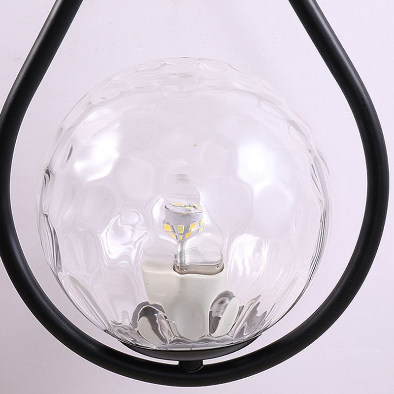 Luz de pared colgante de hierro forjado en una moderna lámpara de pared de vidrio de globo creativo para el dormitorio