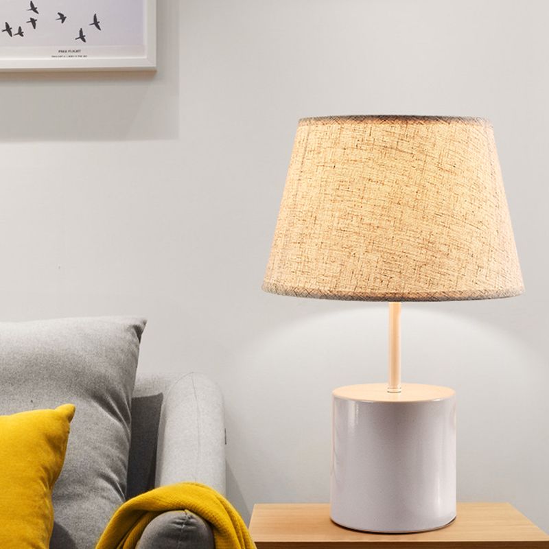 Tissu table conique lampe nordique 1 tête de lin de la tête Lumière de bureau avec cylindre blanc métallique