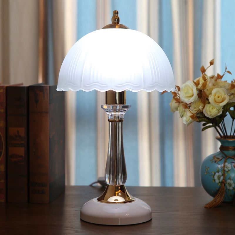 Lampe de table festonnée en verre blanc givré moderne 1 tête de tête en or Lumière pour chambre à coucher