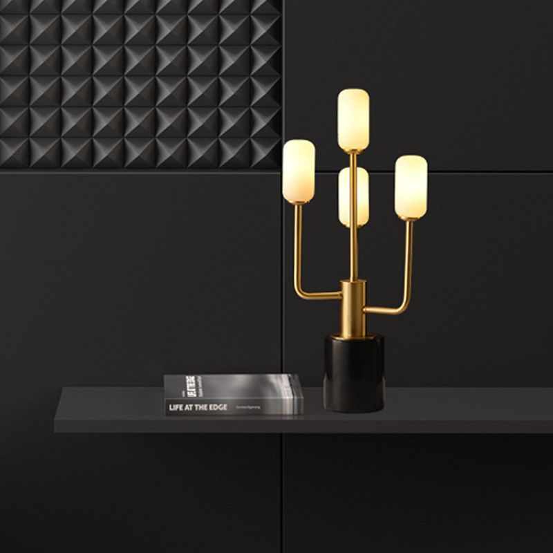 Lampada da tavolo a cilindro in vetro bianco Lampada da lavoro modernista in ottone a 4 teste con base in marmo