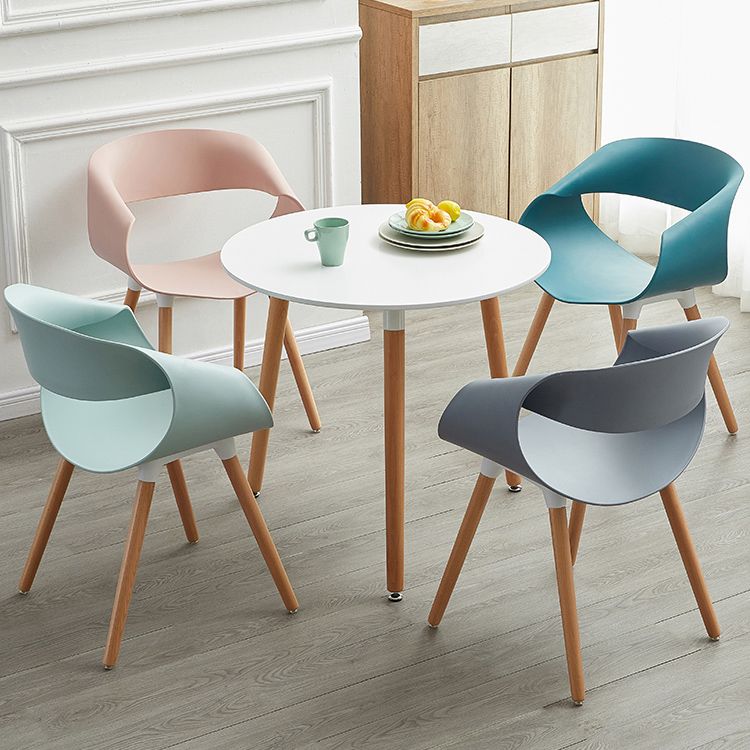 Chaises d'appoint de salle à manger en plastique Chaise d'intérieur et d'extérieur Glam de 18 po de large, chaise d'appoint à dossier ouvert