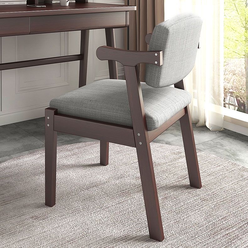 Salle d'étude moderne chaise de dossier de dos ouvert
