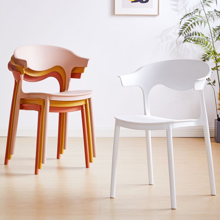 El plástico contemporáneo que cena la parte posterior abierta apilable de las sillas sin brazos cena la silla lateral