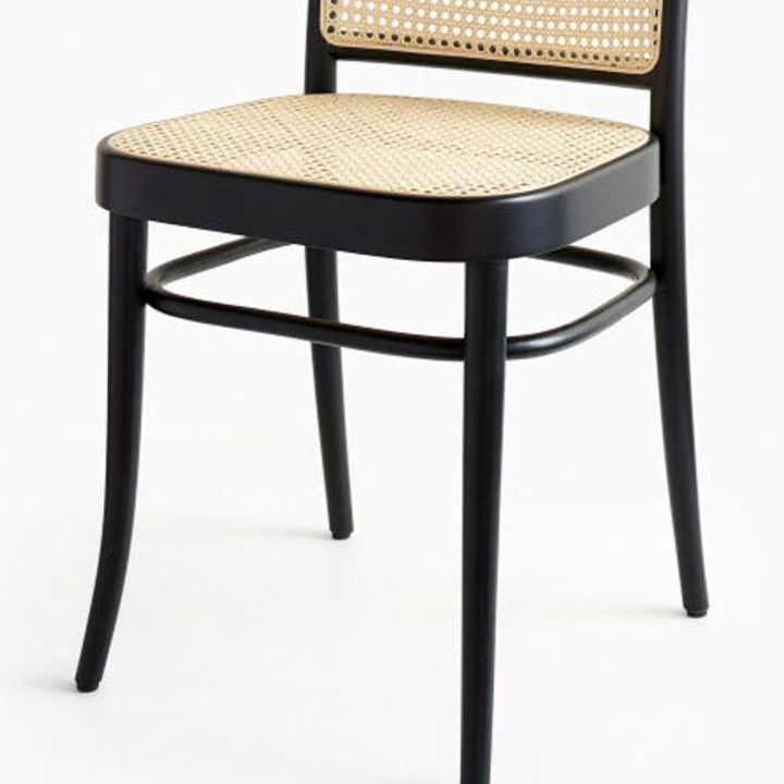 Cuisine contemporaine ouvrant le dossier de la chaise d'appoint de salle à manger en bois massif