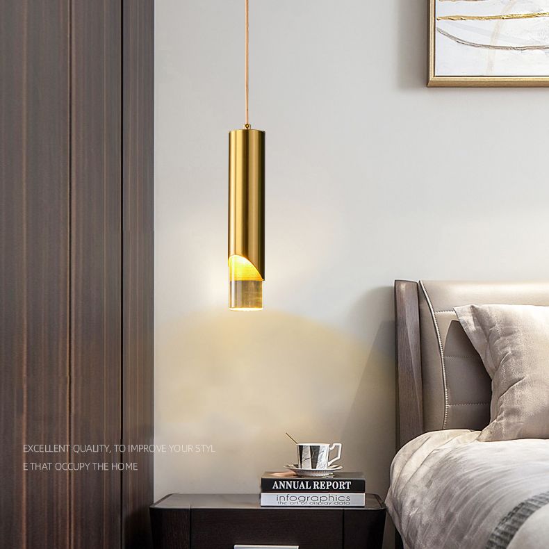Luz colgante LED cilíndrica dorada en una moderna lámpara colgante de cobre de estilo de lujo con sombra acrílica