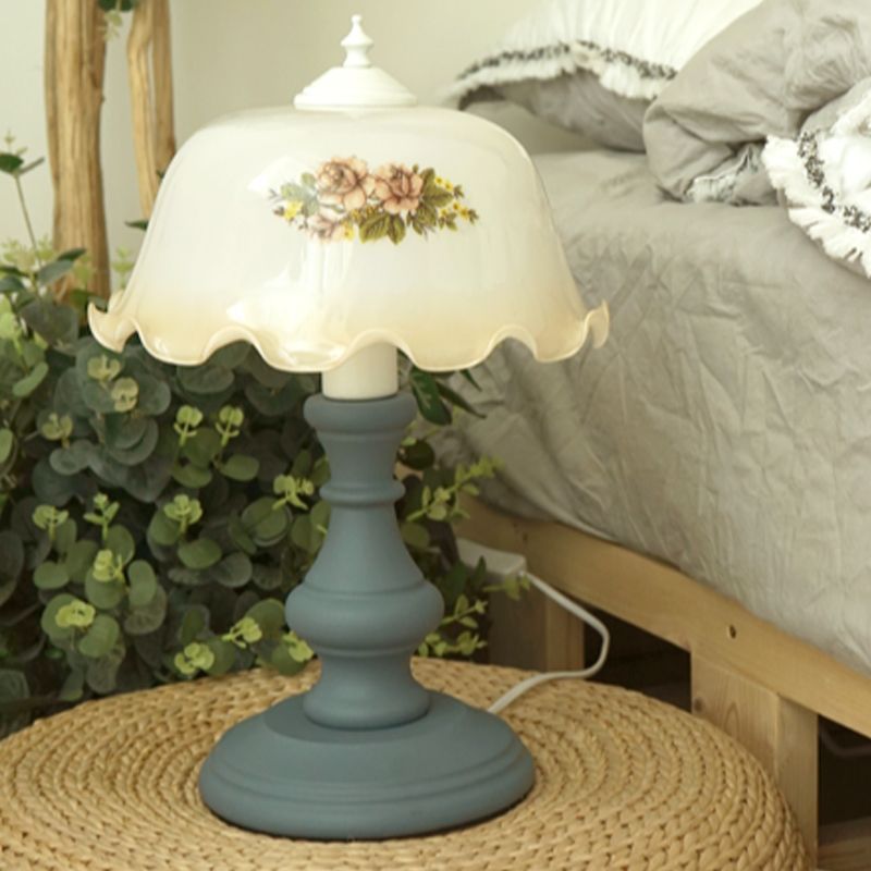 Lampada da comodino floreale blu a 1 testa Lampada da tavolo a cupola in vetro opale minimalista con base a balaustra