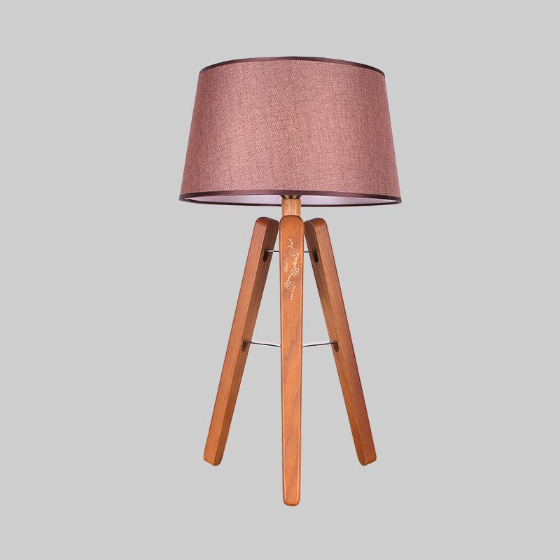 Lampada da comodino modernista a 1 lampadina con luce da scrivania affusolata in tessuto in marrone/beige con treppiede in legno