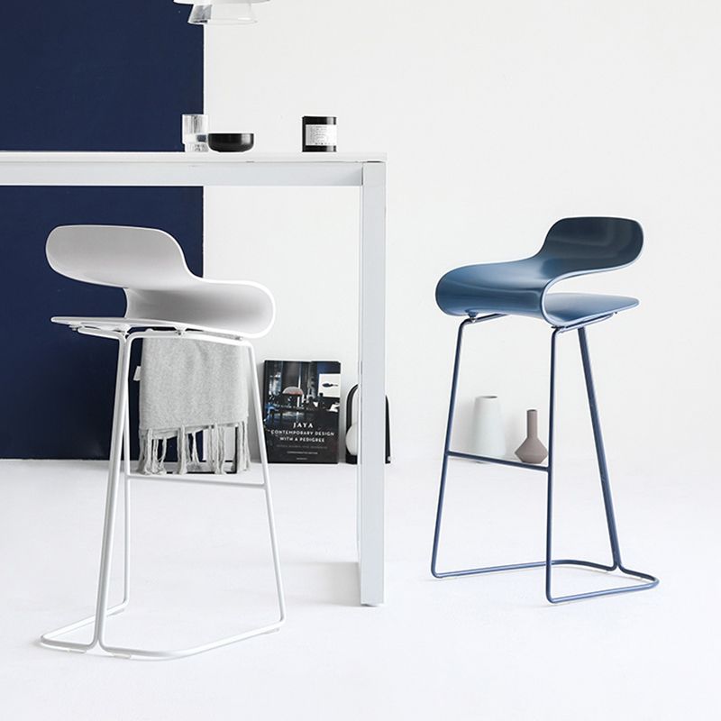 Taburete nórdico simple con respaldo bajo, taburete alto de hierro para interiores con asiento de plástico