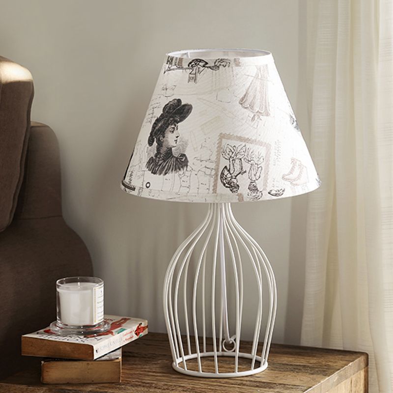 Table de nuit effilée blanche lumière tissu traditionnel 1 tête de salon lampe de bureau avec base de cage métallique