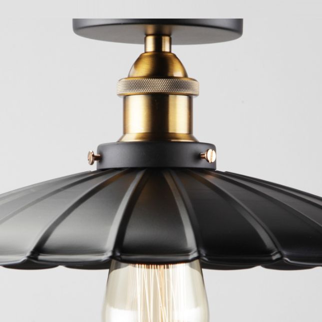 Ristorante industriale in metallo con lampada da soffitto a cono nero vicino all'illuminazione a soffitto
