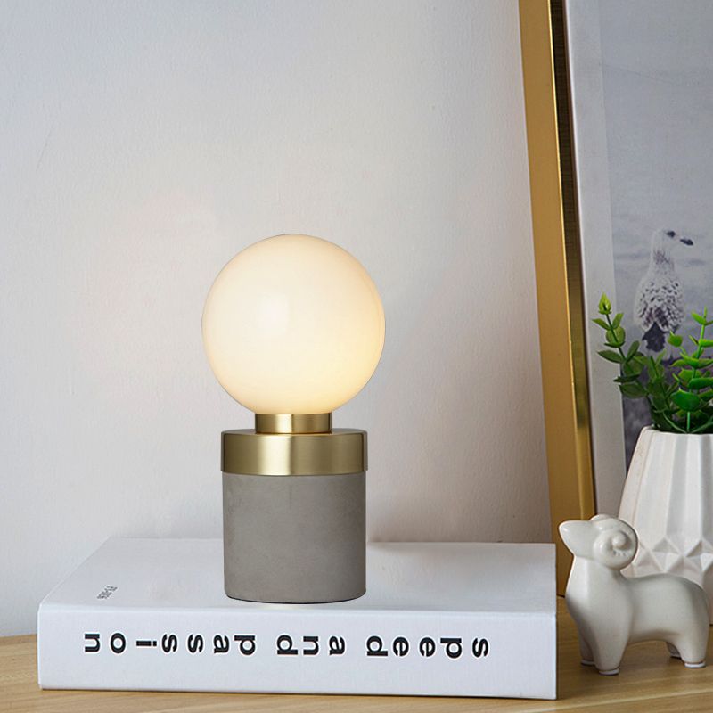 Éclairage de table en verre givré mondial Élevant 1 lampe de table gris clair avec base de cylindre de ciment