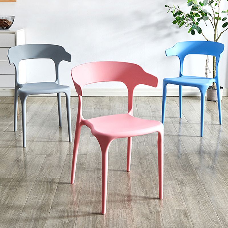 Silla lateral apilable de plástico escandinavo con respaldo abierto y acabado mate