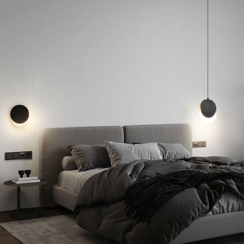 Schlafzimmer mit einer Kopfwand nach Metall postmoderne Wand montiertes Leuchte