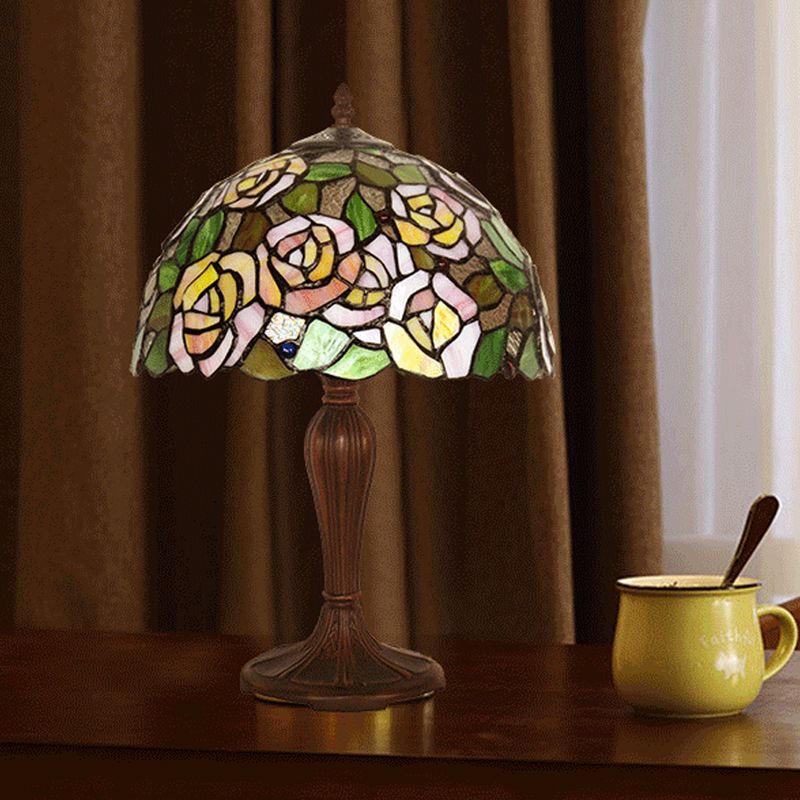 Bronze Single Nightand Light Tiffany Tachate Art Glass Peony Table Table avec une teinte à dôme