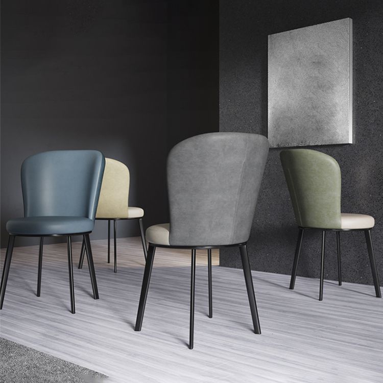 El lado contemporáneo del comedor preside la silla curvada de cuero mate de Parsons