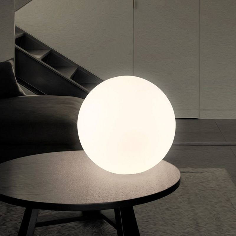 1-Kopf-Wohnzimmertischlampe nordisches Nachttischlicht mit kugelförmiger weißer Glasschatten