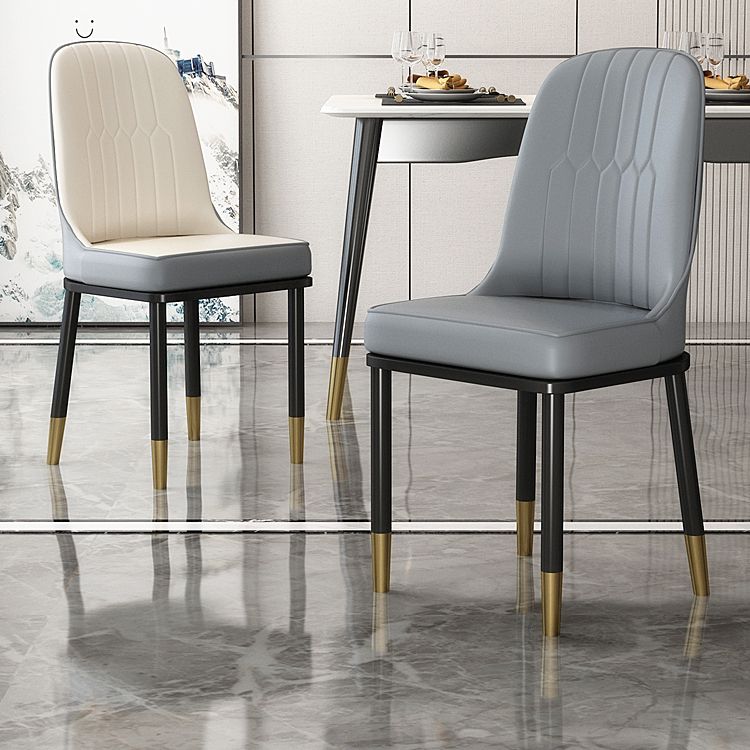 Chaises de salle à manger en métal de style scandinave.